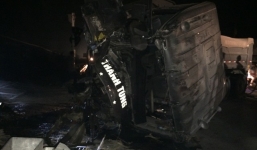 Cho xe tải vượt đường ray, 3 người ngồi trên xe bị tàu tông văng 10m